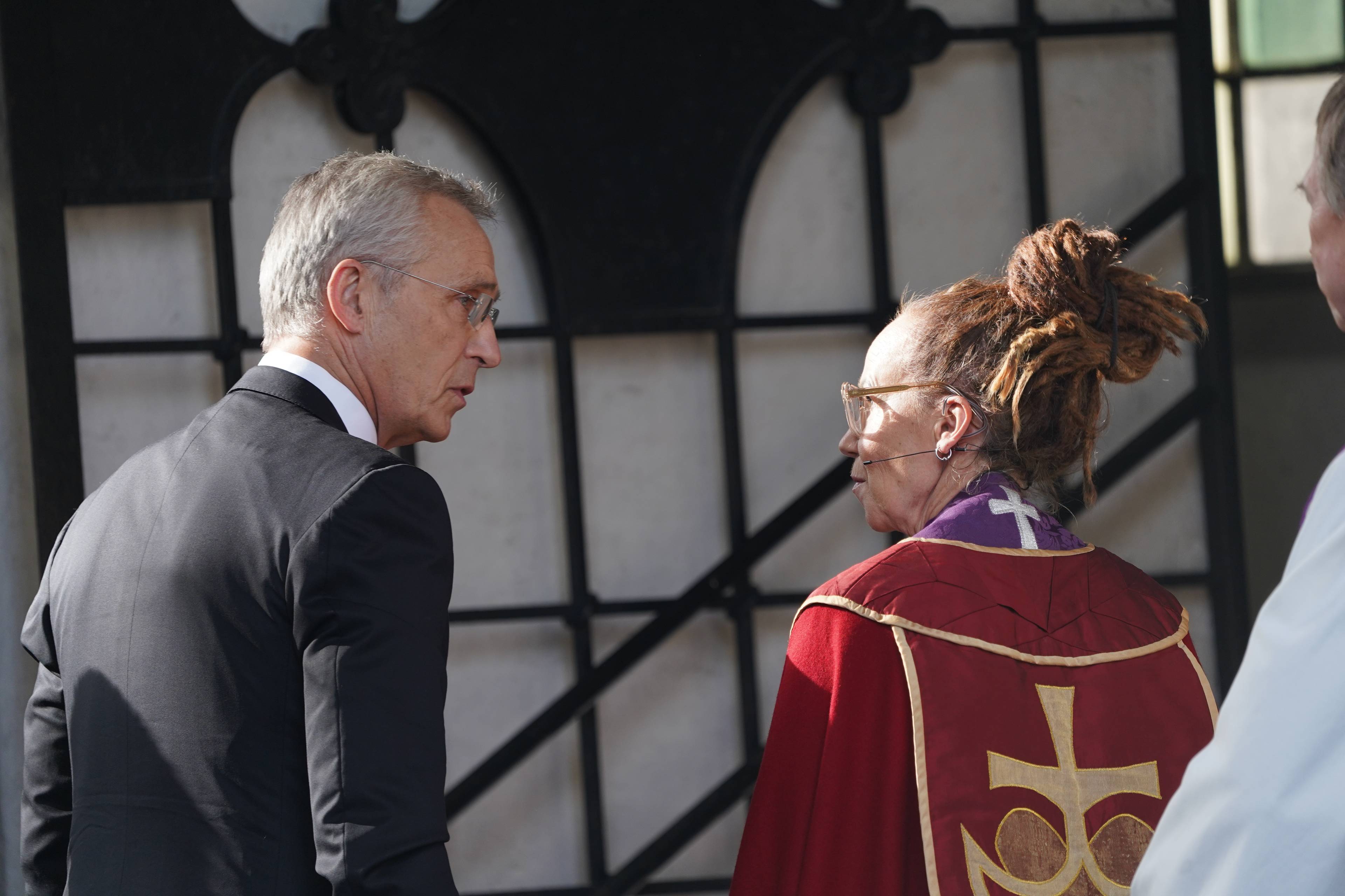 jens stoltenberg og biskopen snakker sammen