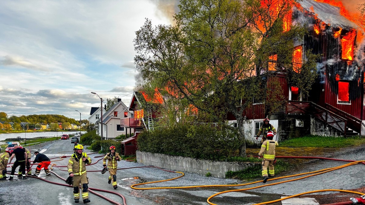 Brann i Brønnøysund: Leilighetsbygg i full fyr, spredning