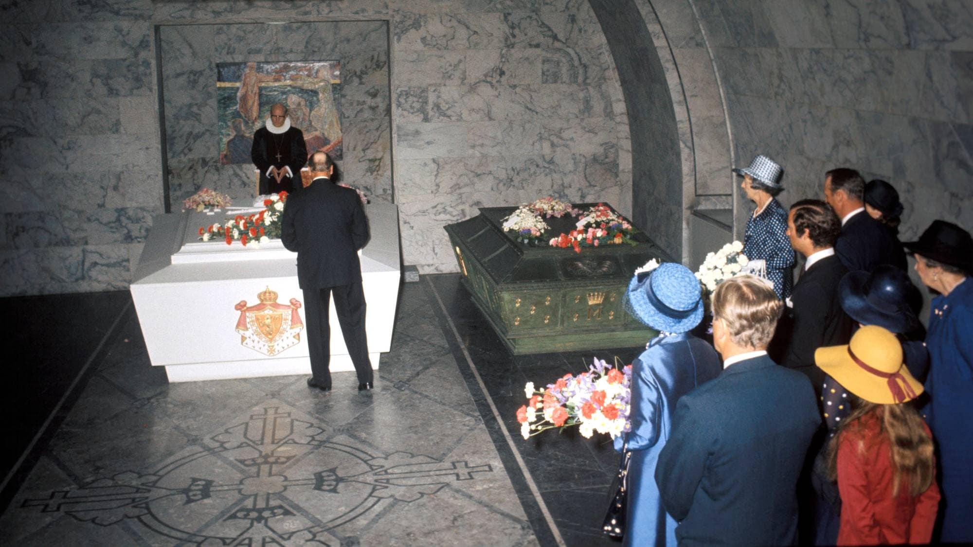 Kong Olav legger ned krans på kong Haakons sarkofag ved kong Haakons 100-årsjubileum i 1972