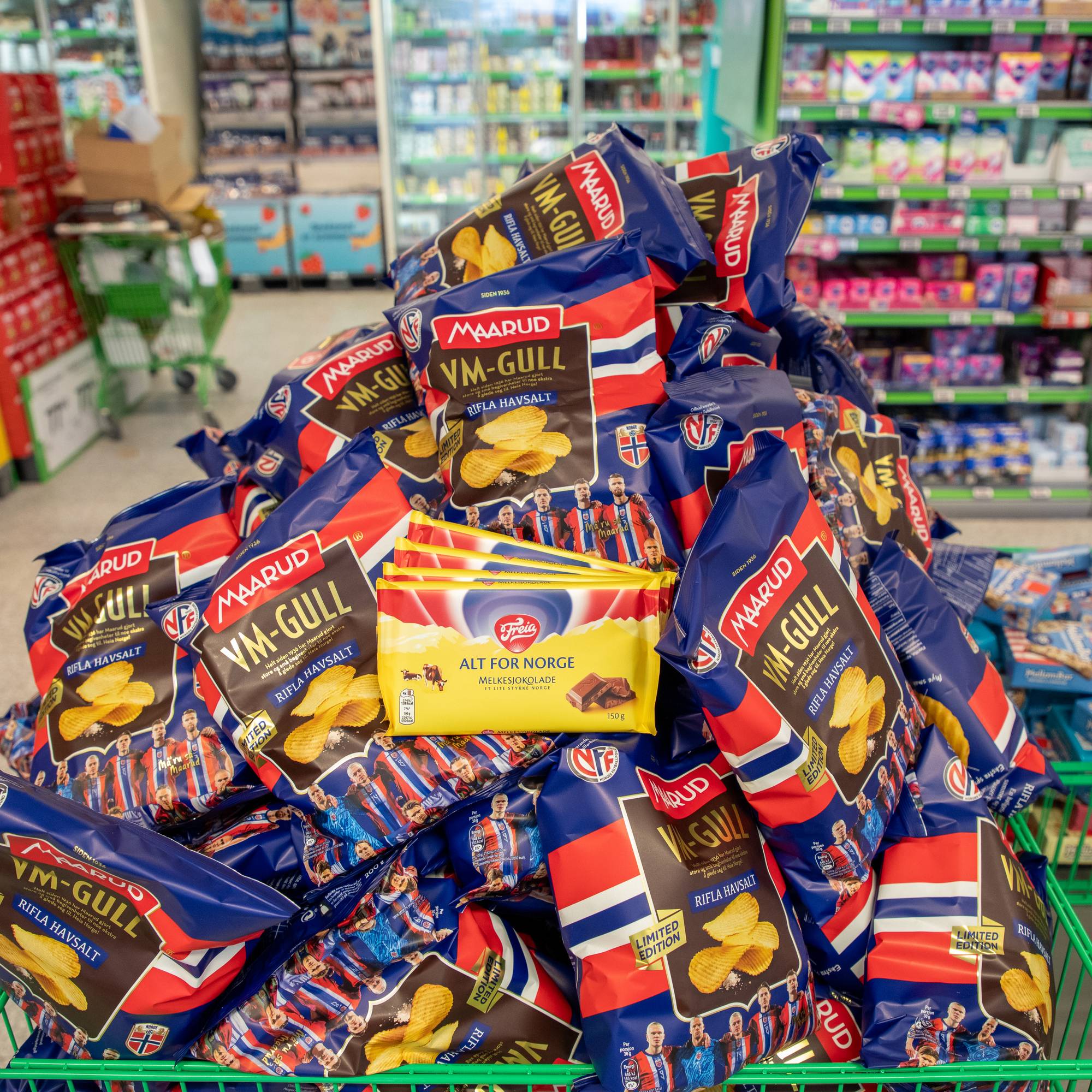 Et berg med potetgull med sjokolade 
