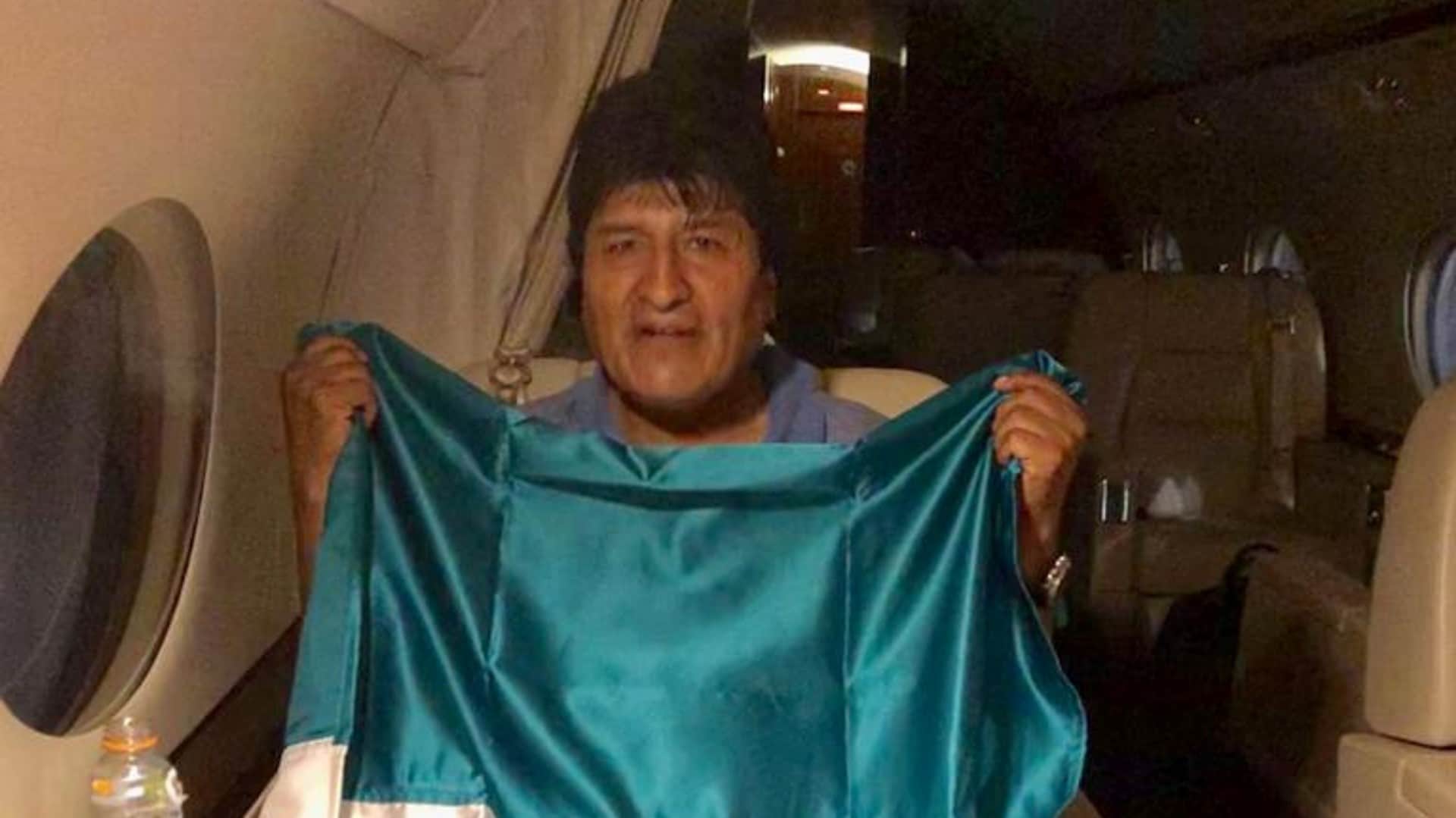 Evo Morales snakkar til pressa: 
