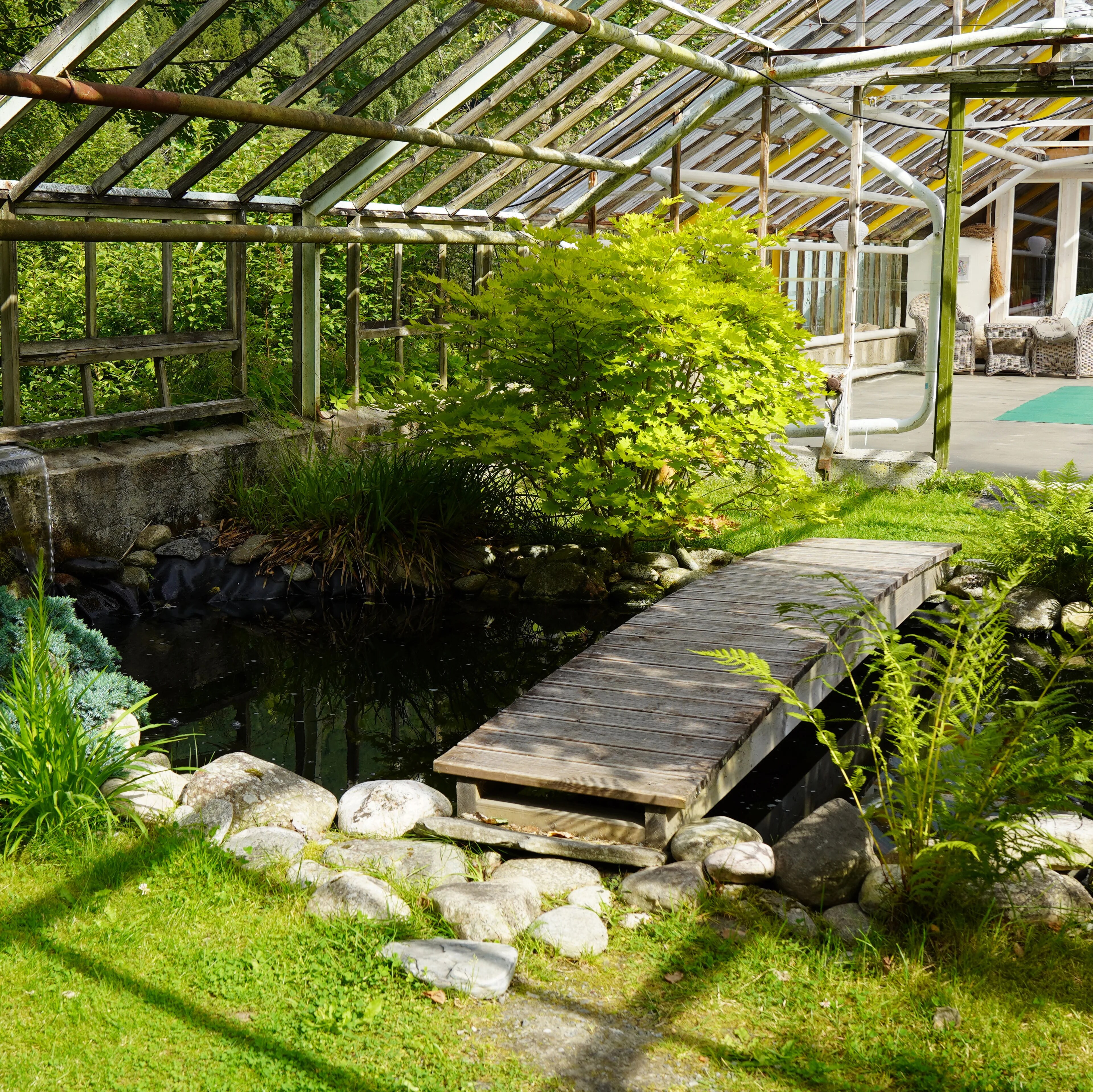 På Meretes Garden i Valldal på Sunnmøre kjem det turistar frå heile verda for å oppsøke stillheit og ro.