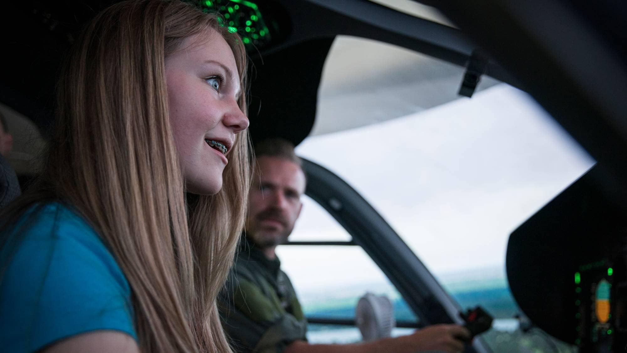 Ronja prøver forsvarets helikoptersimulator på utdanningsmesse