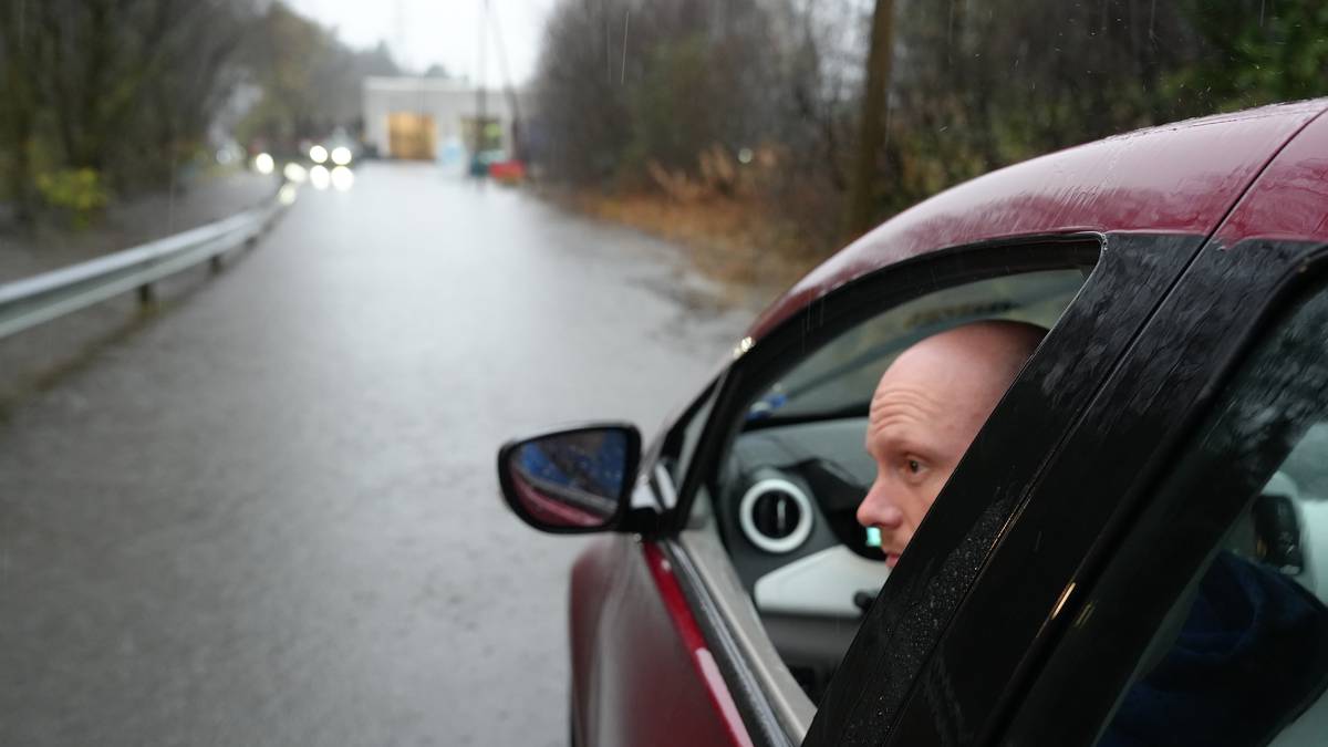 Flaum stenger vegar: Elbilist Magnus vågar ikkje køyre gjennom vassmassane