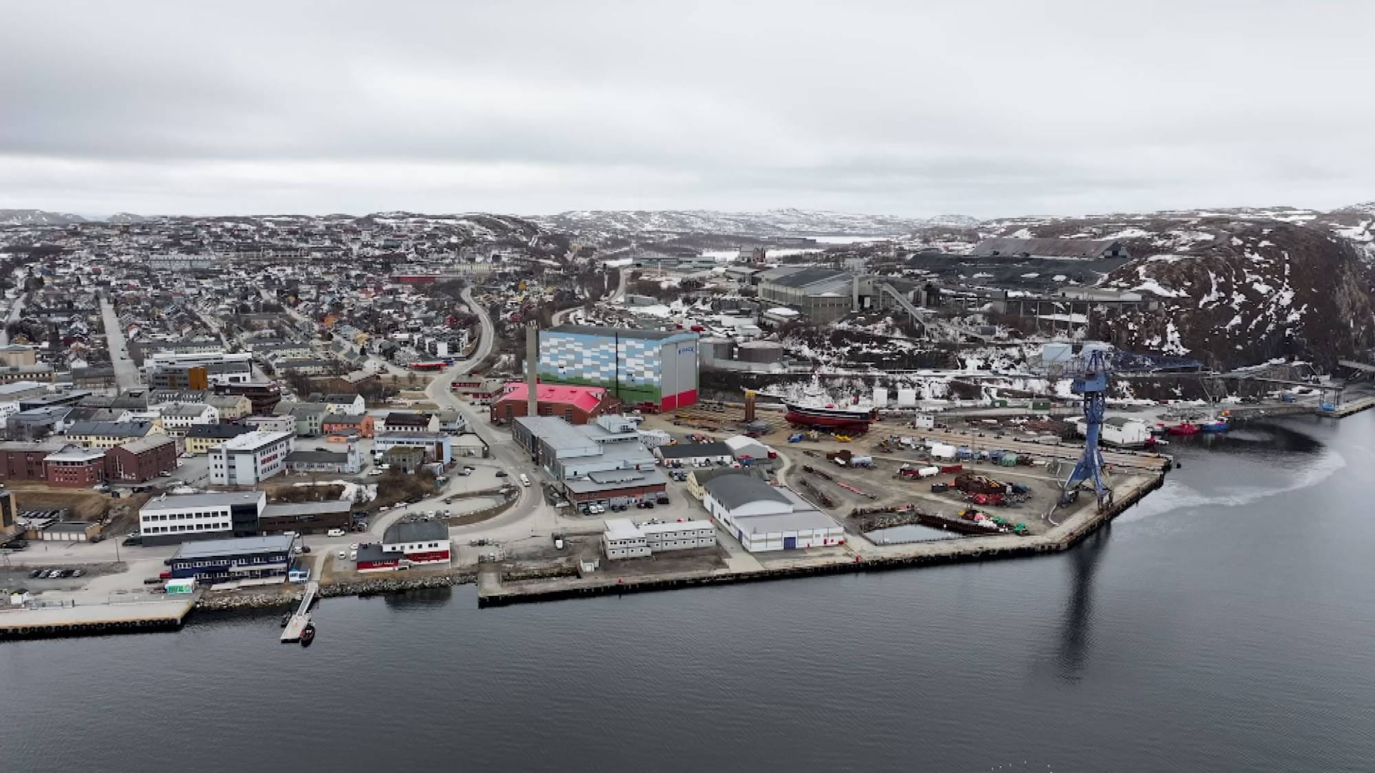 Diverse dronebilder av Kirkenes, Kimek, havn, Sydvaranger gruver
Lagt opp av n17184 (Kai Erik Bull)
Se i Potion: https://potion.felles.ds.nrk.no/program/89d27556-3dfa-4fce-9275-563dfadfceda/pub/89d27556-3dfa-4fce-9275-563dfadfceda