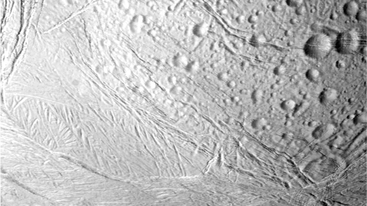 Nasa har funnet en av livets byggesteiner på en av Saturns måner