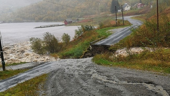 En bro har rast ut på den kommunale Myrlandsveien i Hadsel kommune.