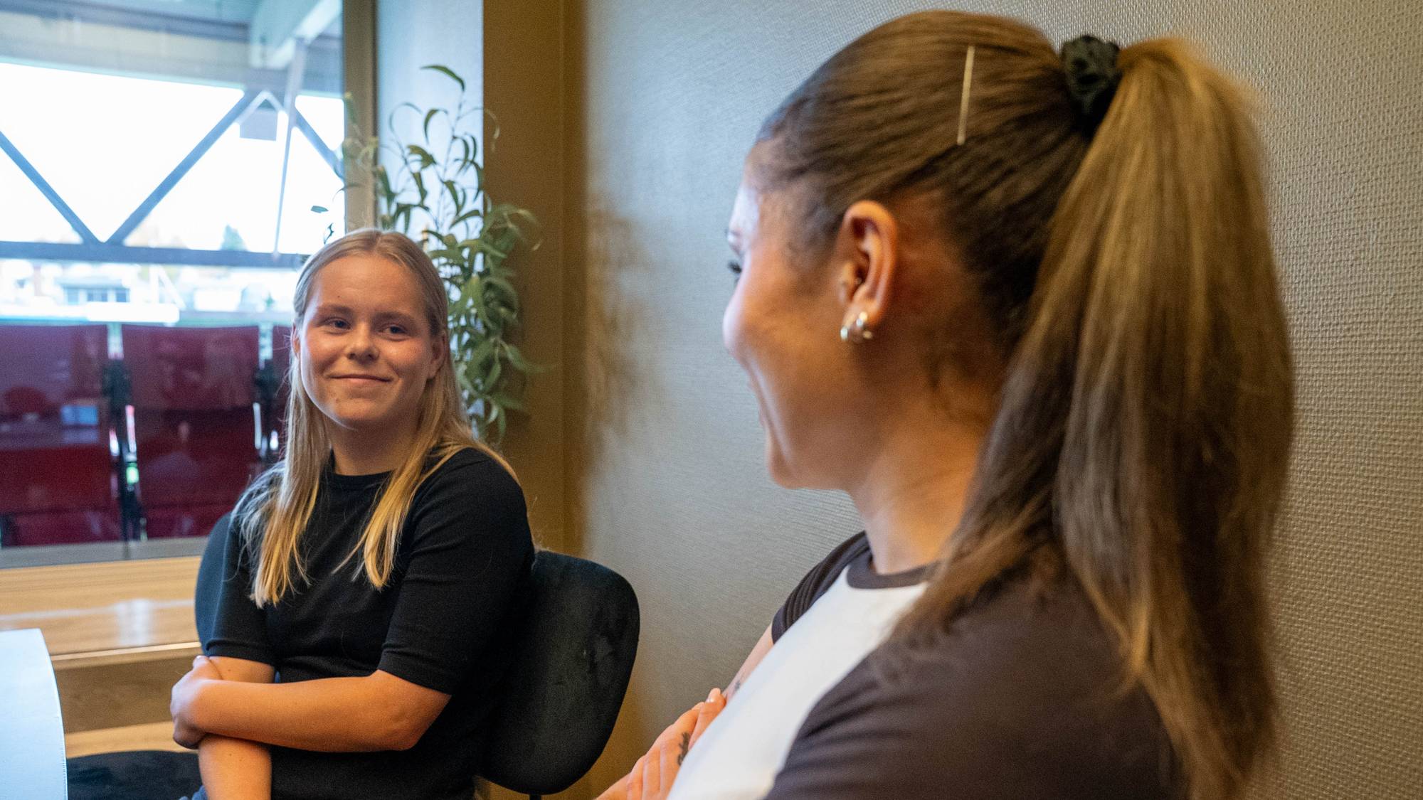 Fotballspillere Thea Grønbech Selnes og Julia Elvo fotografert på Romssa Arena.