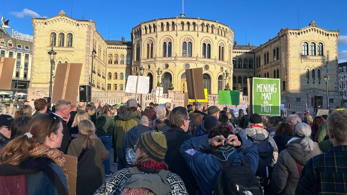 Farmers protest against income calculations – sleep outside the Storting – NRK Innlandet – Local news, TV and radio