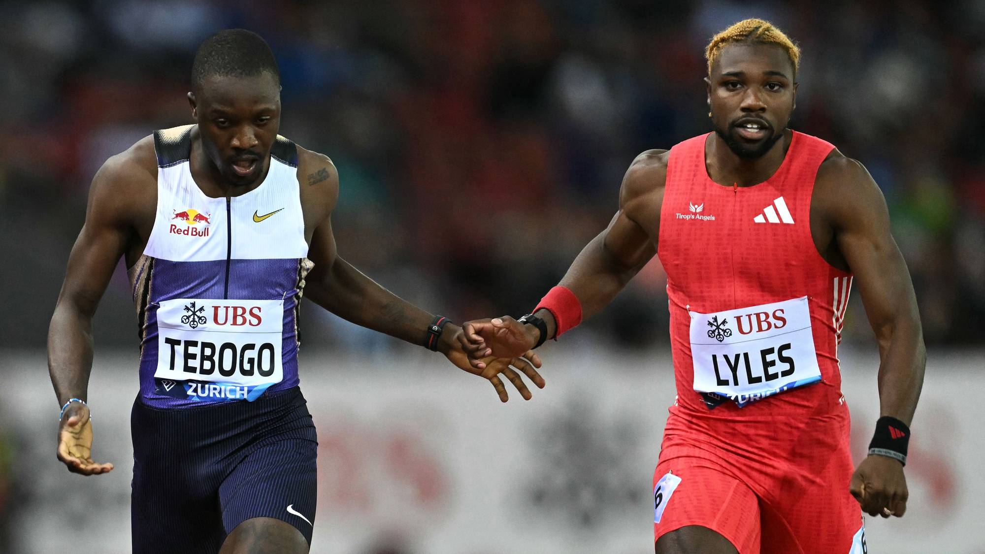 to menn i atletiske uniformer