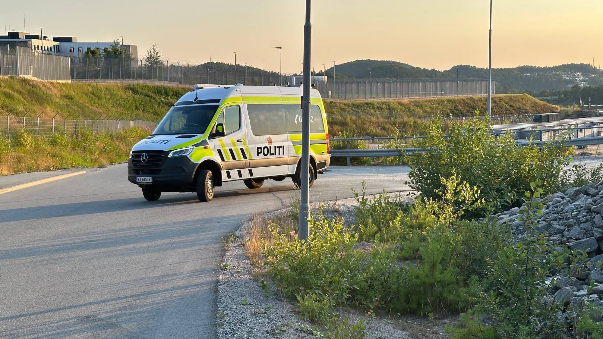 En politibil står parkert foran Mandal fengsel.