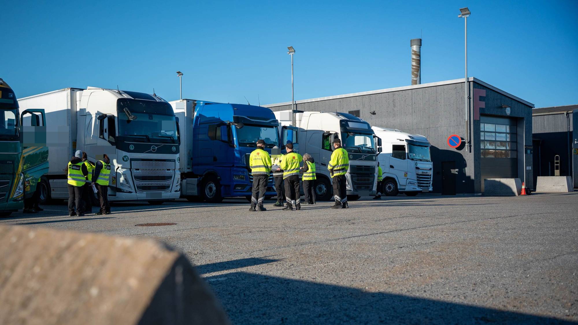 Kontrollører foran lastebiler