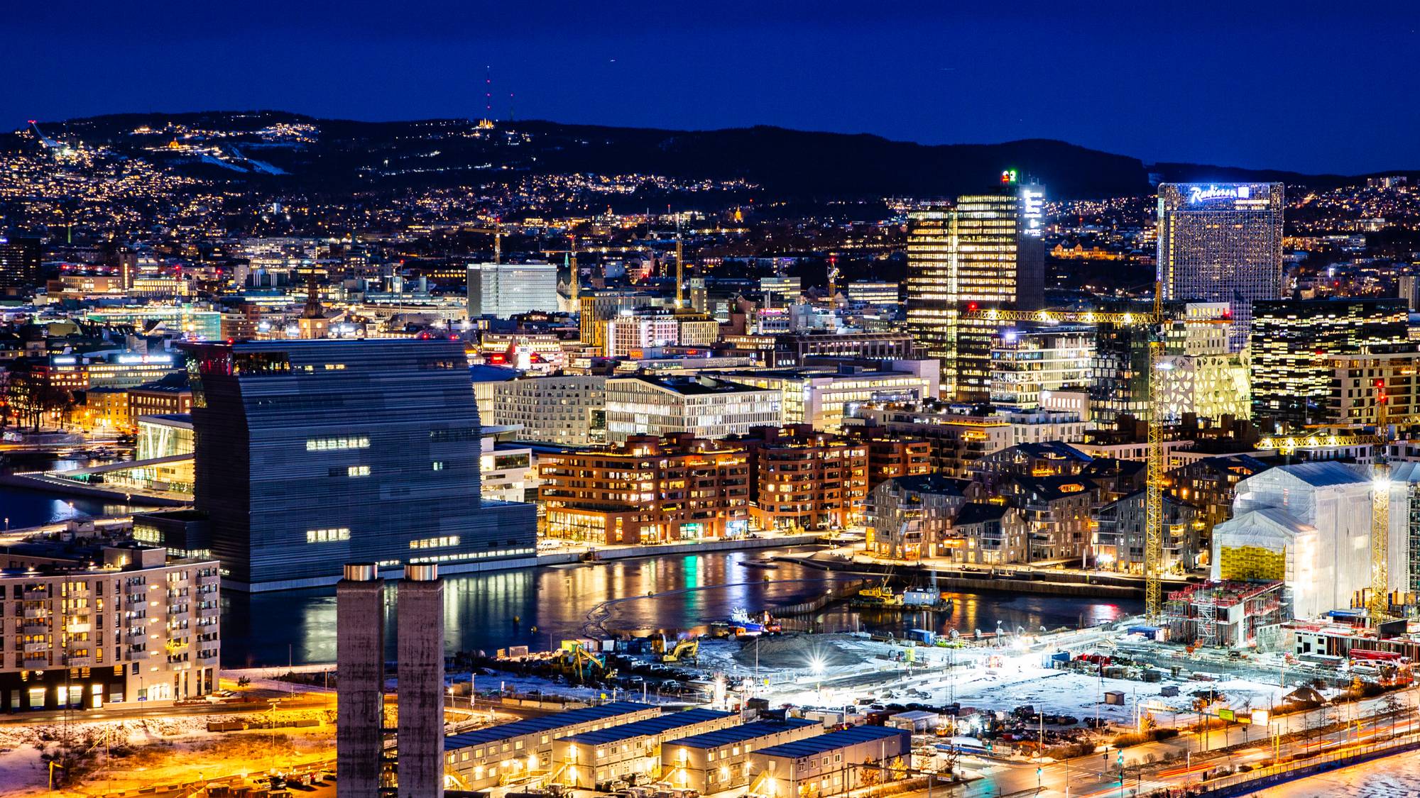Oslo sentrum opplyst om kvelden sett fra Ekebergutsikten