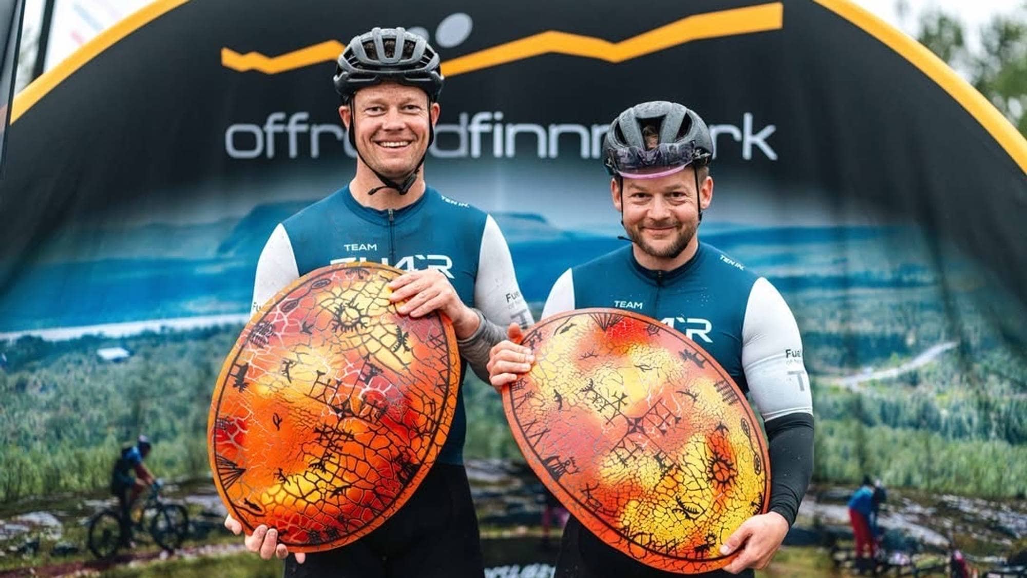 Thomas Voreland og Tor-Espen Jolma med det synlige beviset på at de vant lagkonkurransen i Offroad Finnmark.