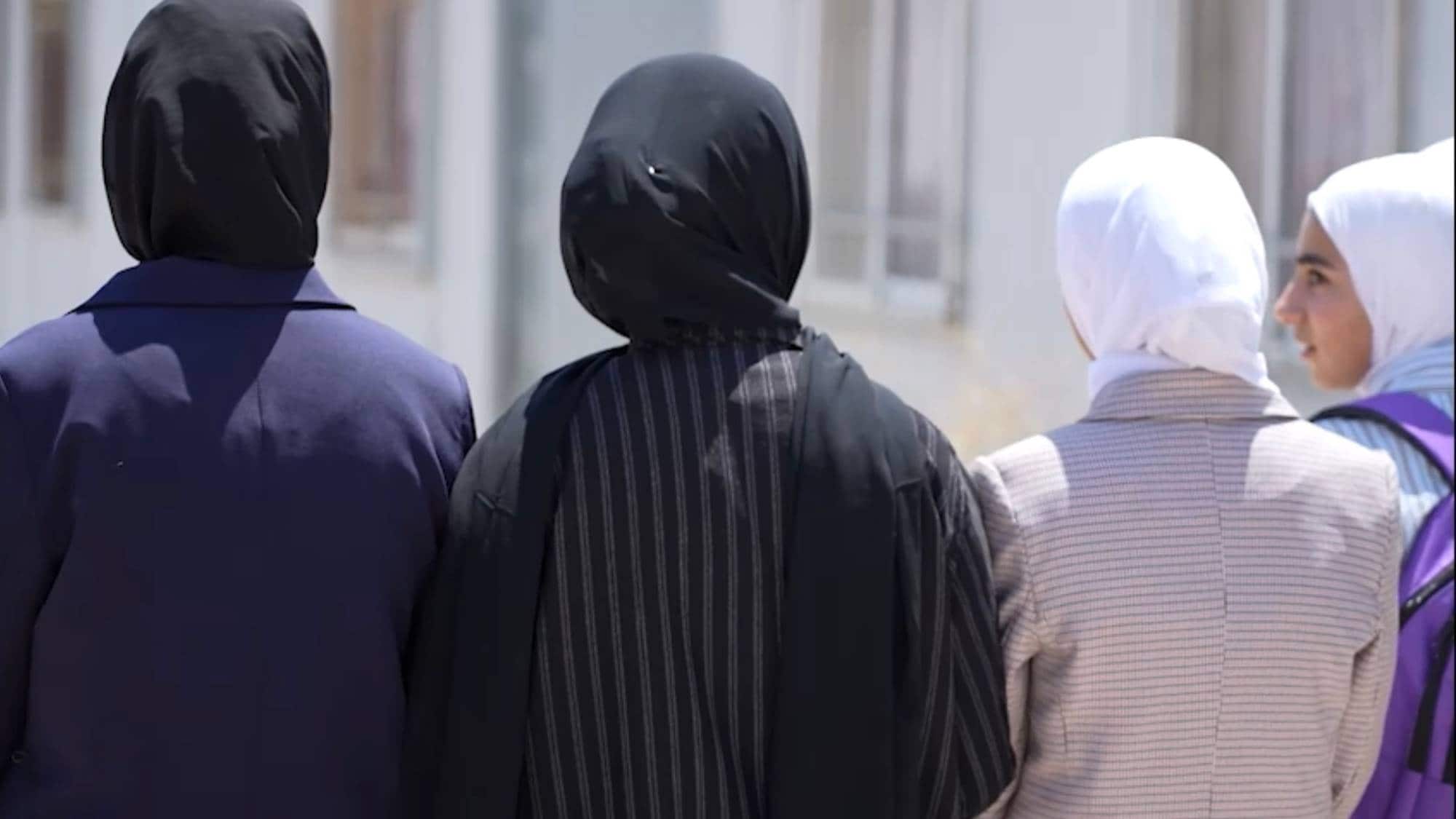 Salma, Sadeel og andre skolejenter på vei inn i klasserommet