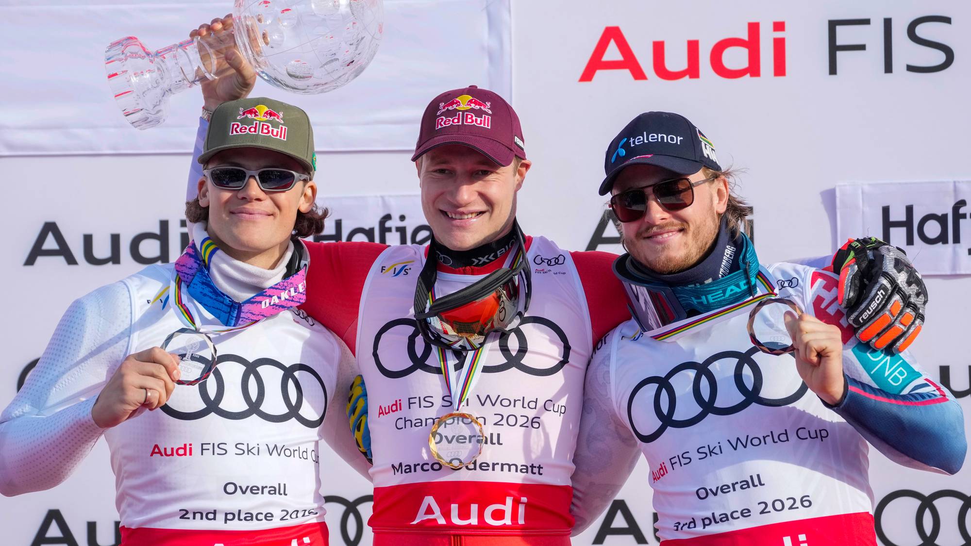 tre menn med caps på pall