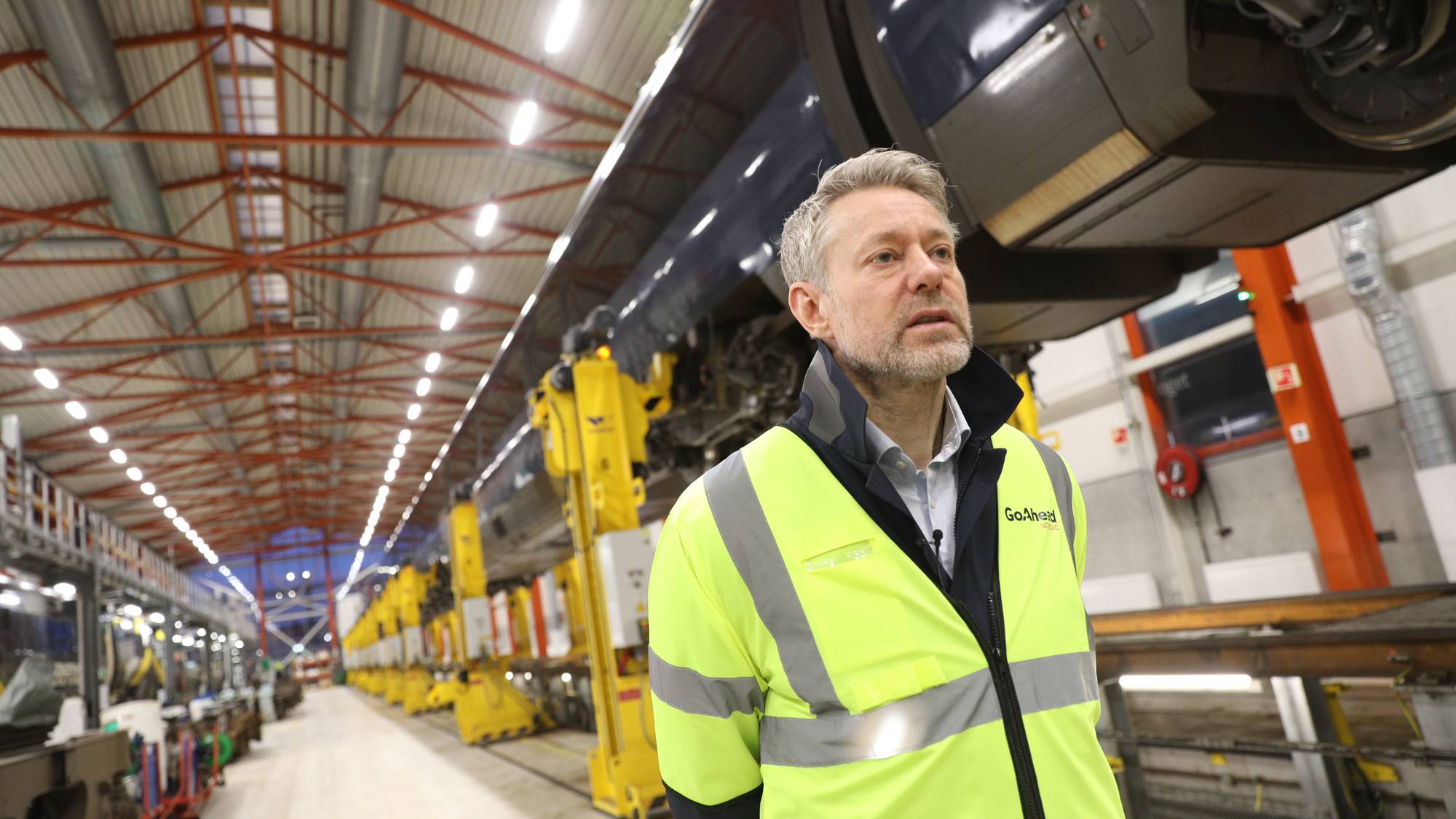 Emil Eike er Go-Ahead-sjef. Her er han i selskapets egne verksteder der togene til Sørlandsbanen repareres. 