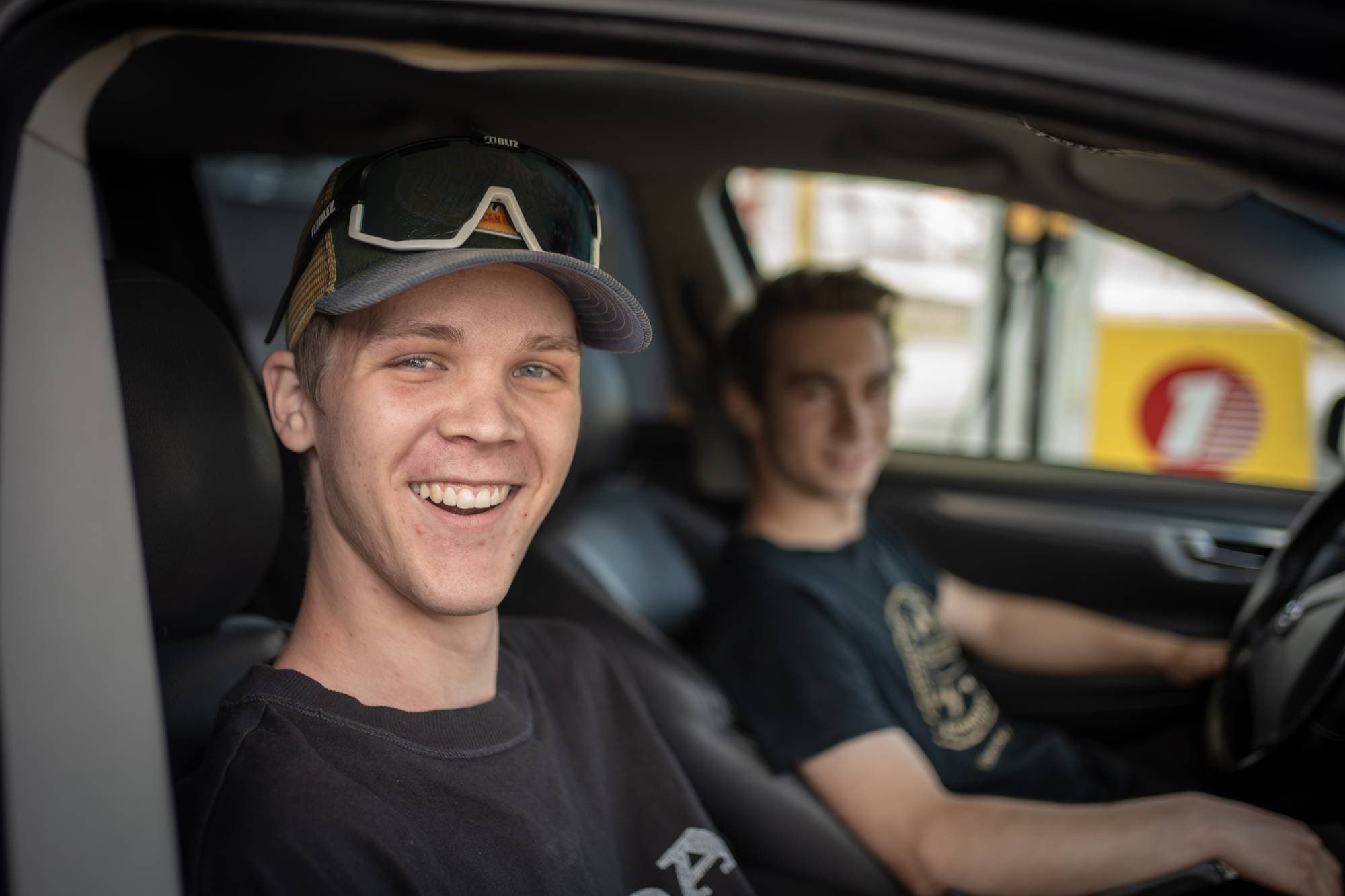 Fredrik Grøndal (t.v) og Henrik Lie (t.h) fyllar opp tanken. 