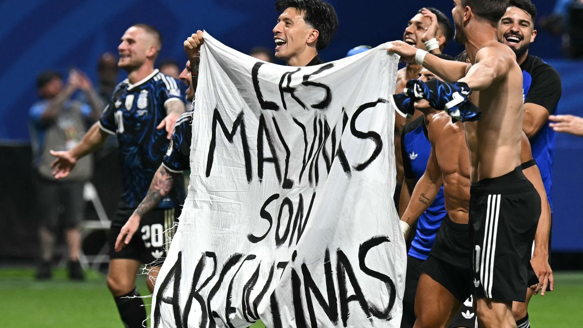 Argentina-spillere feiret med omstridt banner: «Falklandsøyene er argentinske»