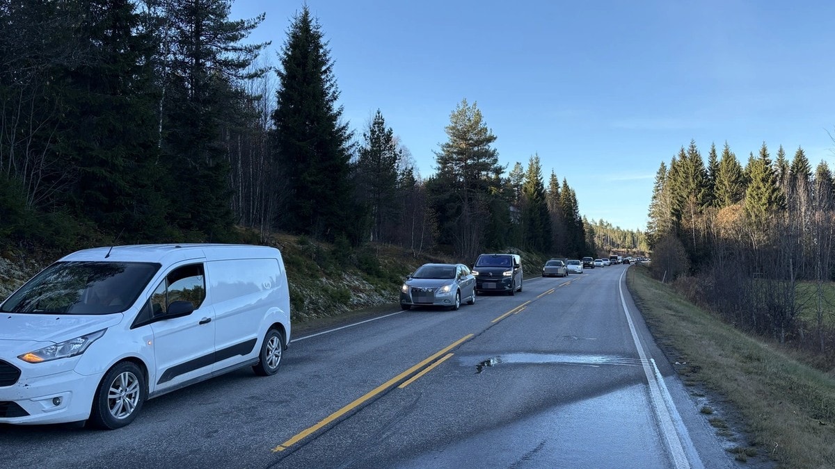 To biler frontkolliderte i Trysil – en person var fastklemt