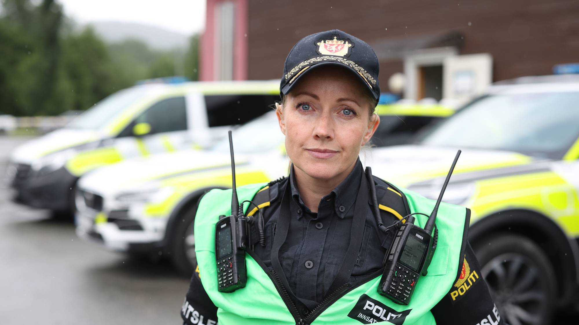 en person i politiuniform (Bildebeskrivelsen er laget av en KI-tjeneste)