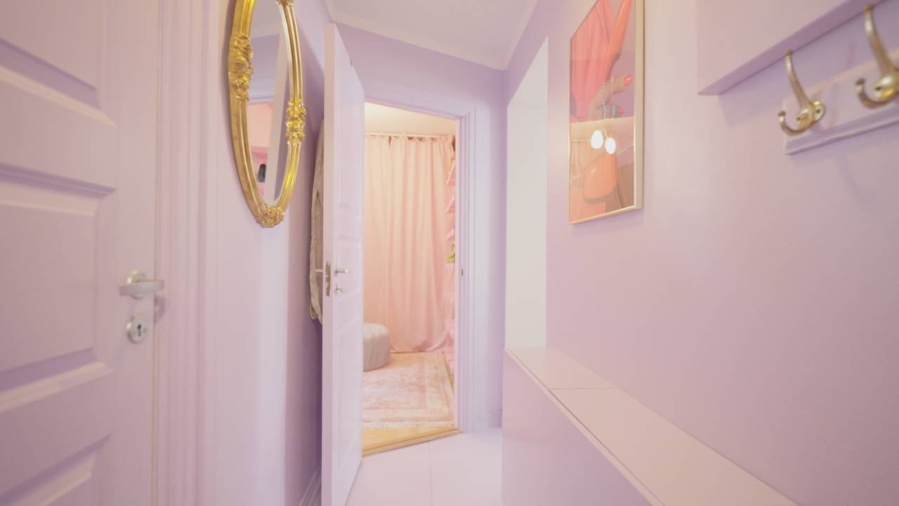 I colori in casa stanno diventando sempre più popolari.  Illustrato qui con pareti viola. 