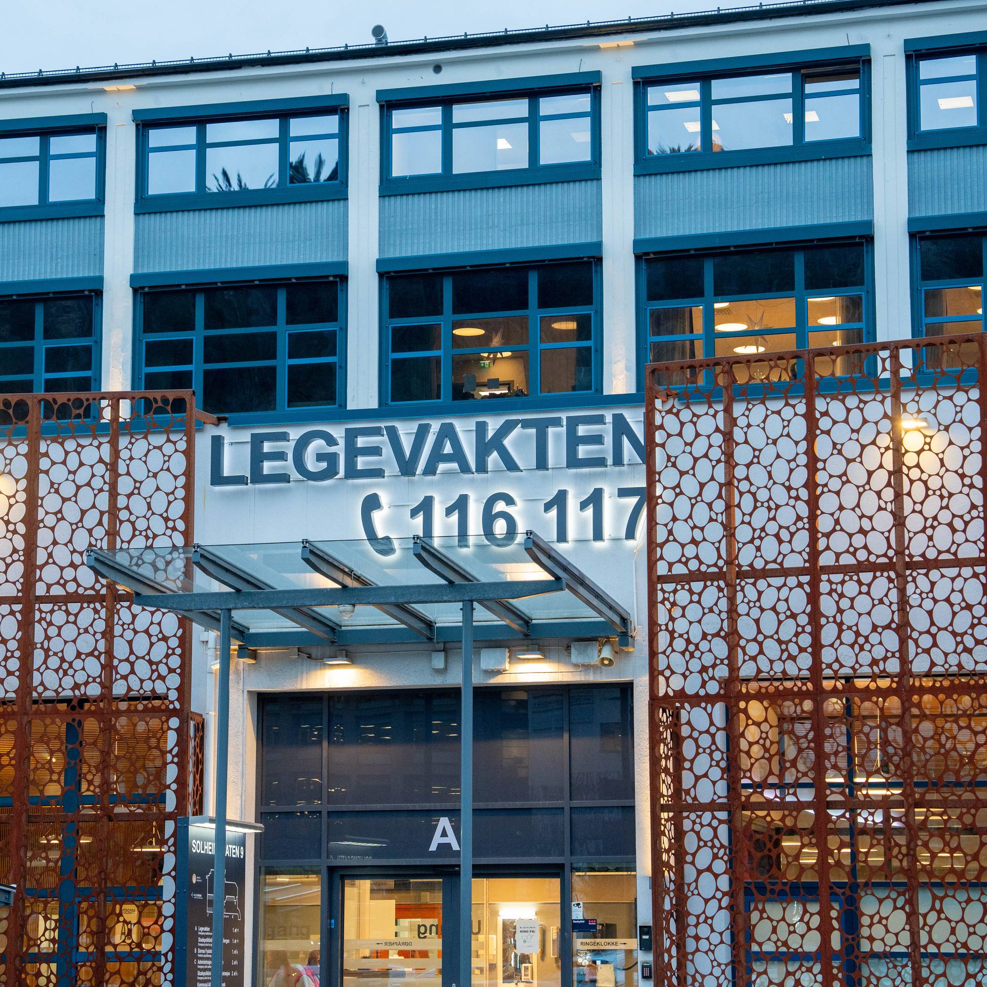 Bygningens fasade har skiltet "Legevakten" med telefonnummeret 116 117. Flere vinduer ses øverst. (Bildebeskrivelsen er laget av en KI-tjeneste)