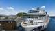 Øyvind Sandnes / NRK eit svært turistskip framfor byen