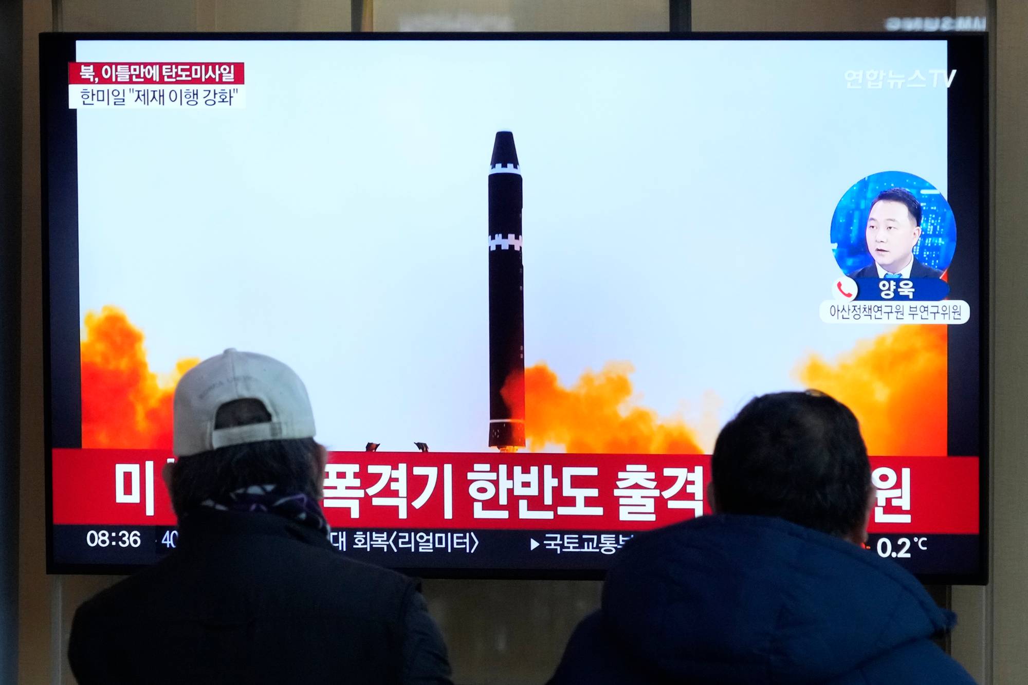En TV-skjerm viser et bilde av Nord-Koreas rakettoppskyting under et nyhetsprogram på Seoul jernbanestasjon i Seoul, Sør-Korea, mandag 20. februar 2023.