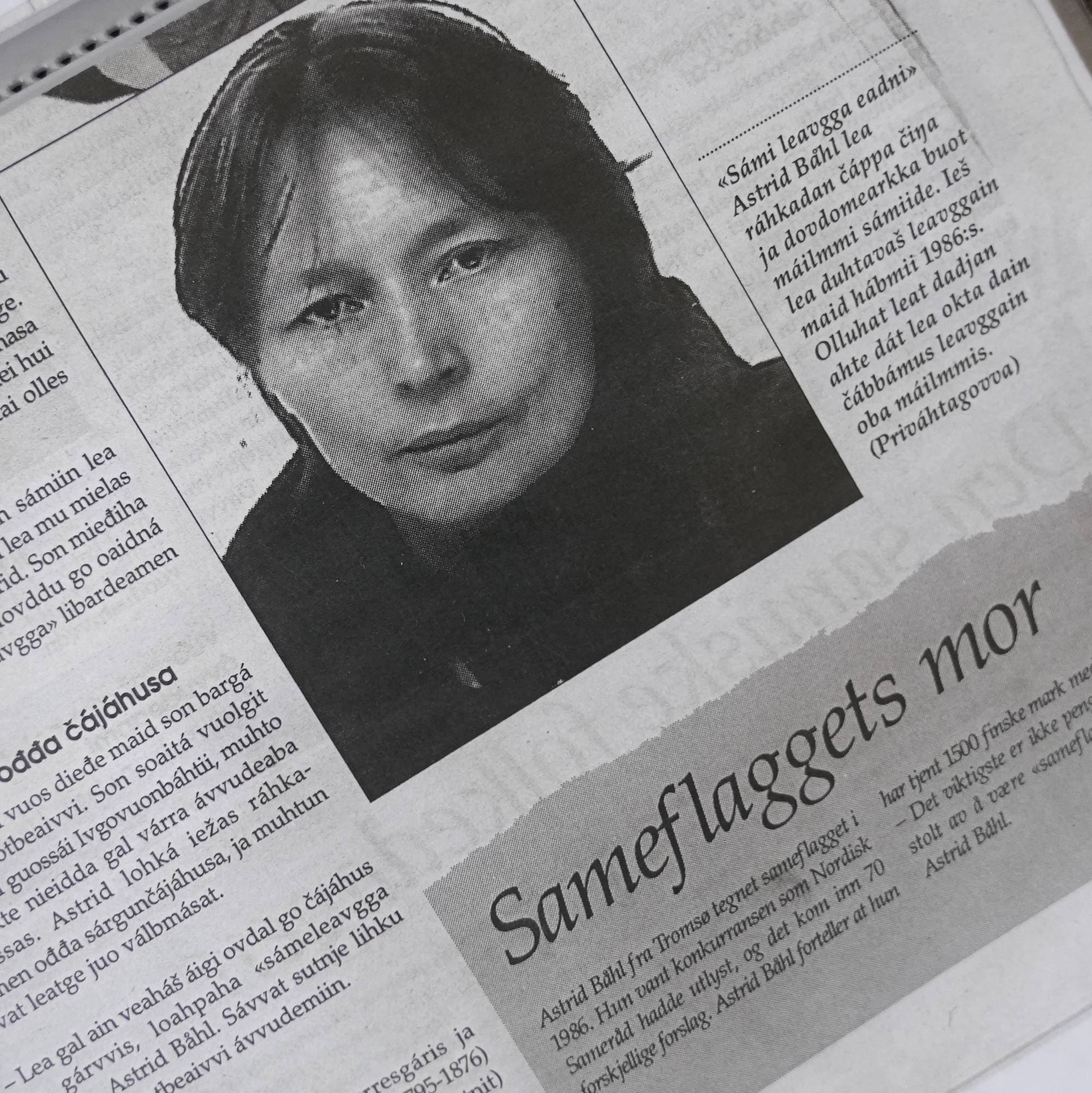 Avisutklipp med portrettfoto av Astrid Båhl og tekst om utformingen av det samiske flagget. (Bildebeskrivelsen er laget av en KI-tjeneste)