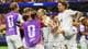 Hannah McKay / REUTERS,NTB Fotballspillere i hvite drakter jubler sammen på banen etter scoring i en kamp. (Bildebeskrivelsen er laget av en KI-tjeneste)