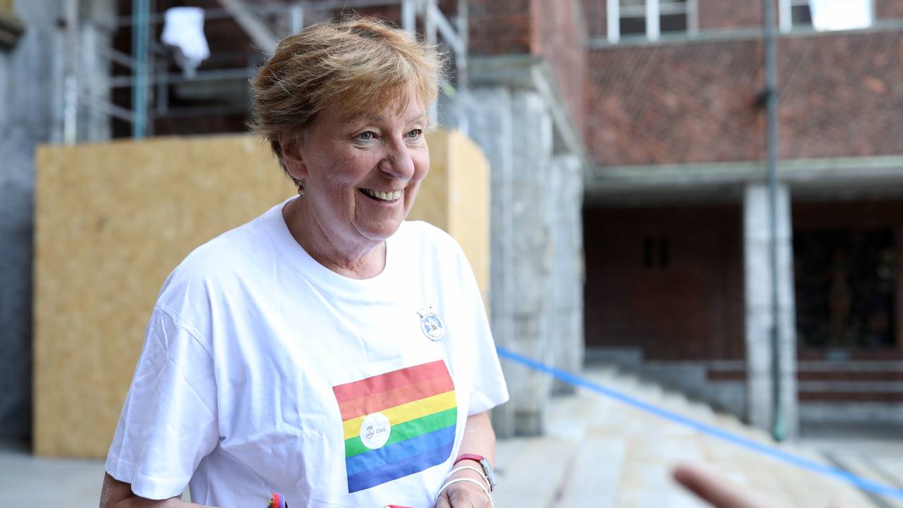 Oslos ordfører Marianne Borgen utenfor rådhuset i Oslo 17. juni 2021. Til tross for dramatiske dager i oslopolitkken smiler hun om kapp med sola under forberedelser til Pride i borggården.
