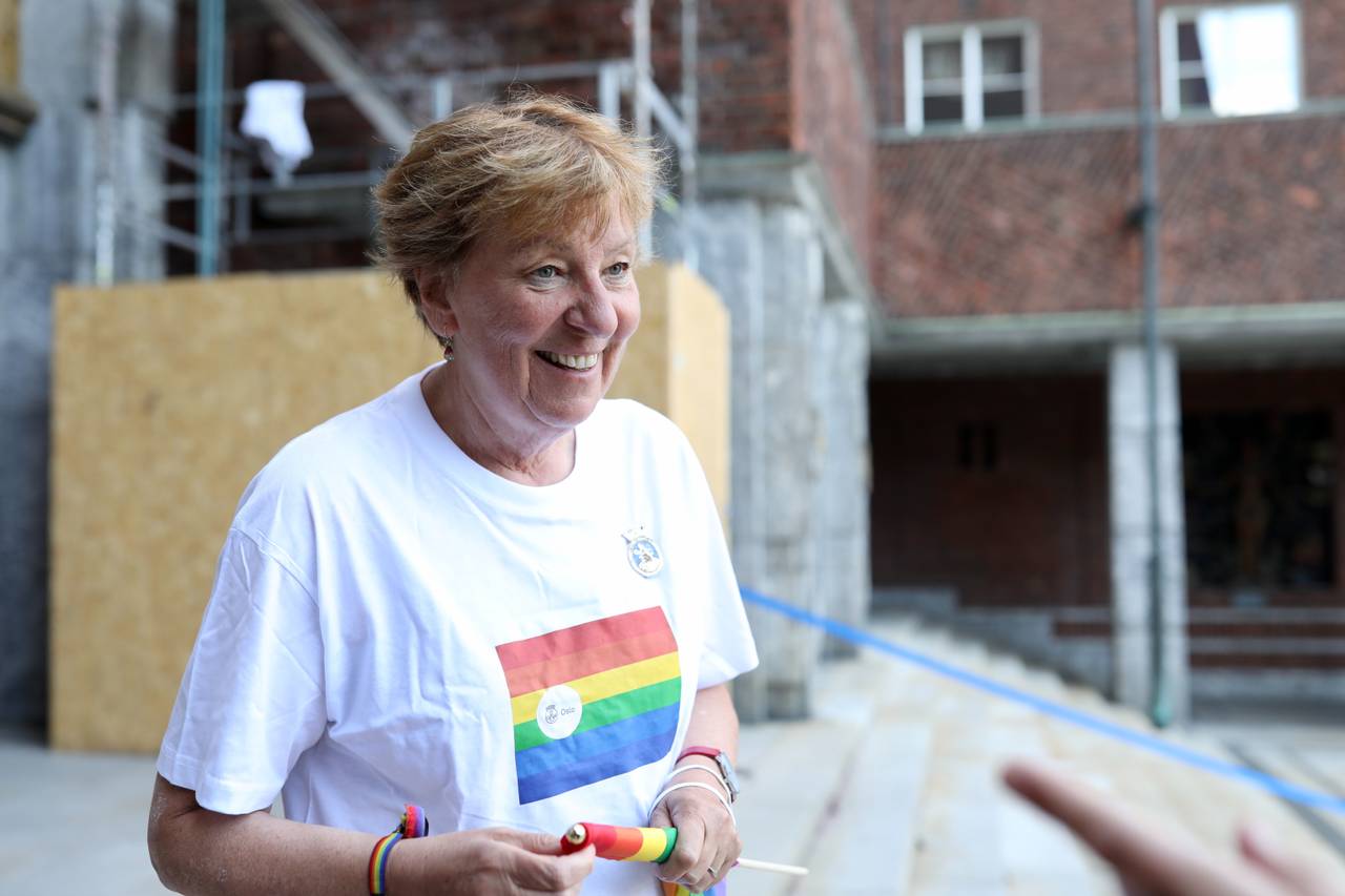 Oslos ordfører Marianne Borgen utenfor rådhuset i Oslo 17. juni 2021. Til tross for dramatiske dager i oslopolitkken smiler hun om kapp med sola under forberedelser til Pride i borggården.