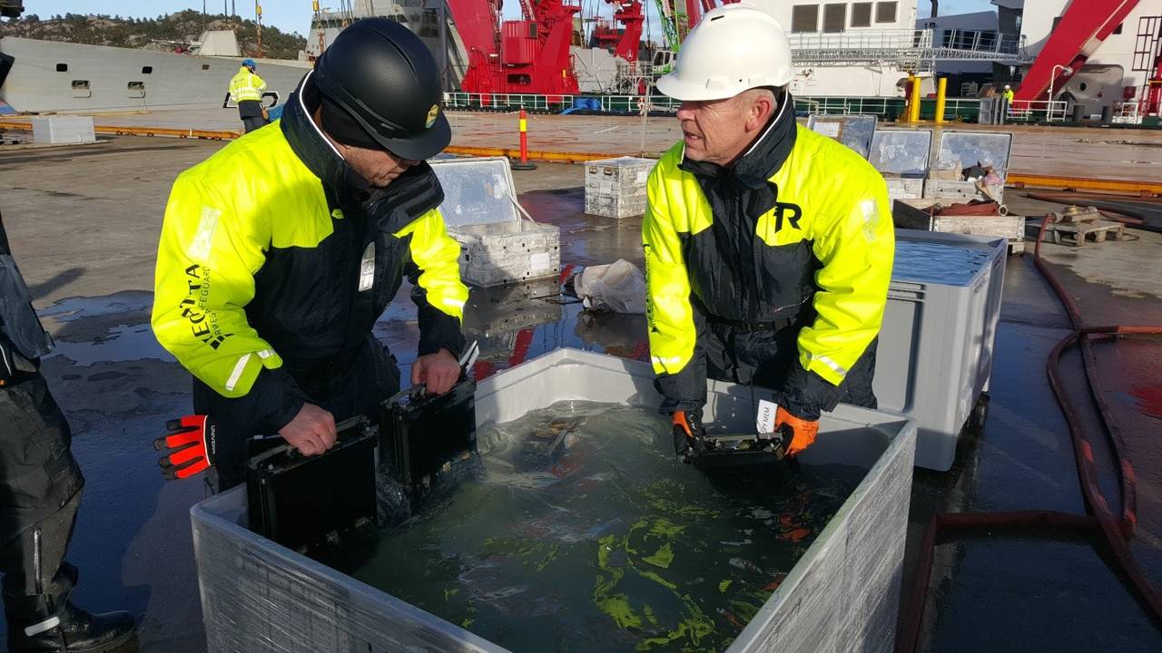 Komponenter legges i en Salt X-løsning for å fjerne saltet som lå på delene etter fire måneder i vann. Ingstad
