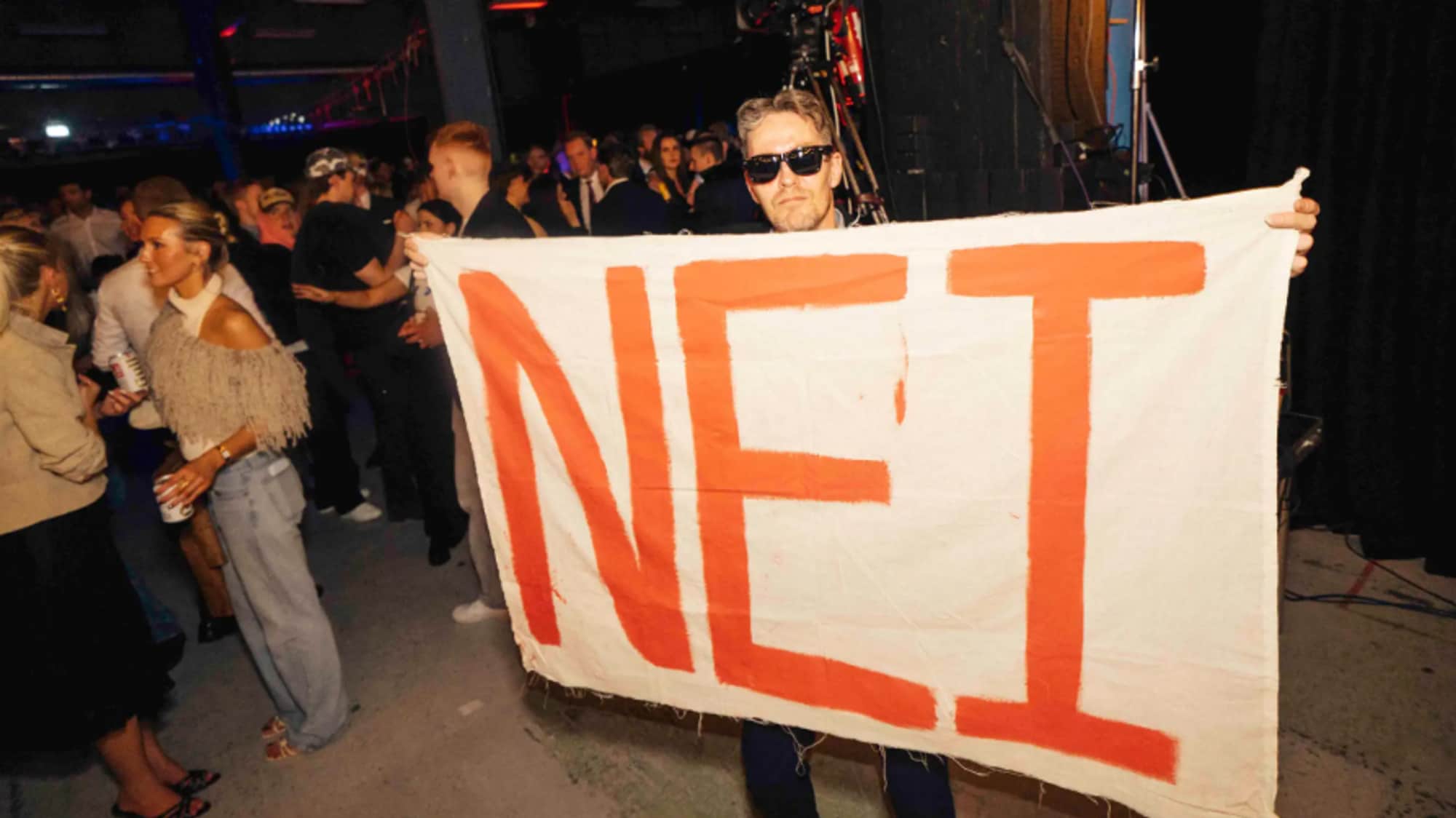 Mann med stort nei-banner
