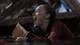 Foto: Ben King/Netflix En kvinne skriker i vannet, omgitt av vrakrester.