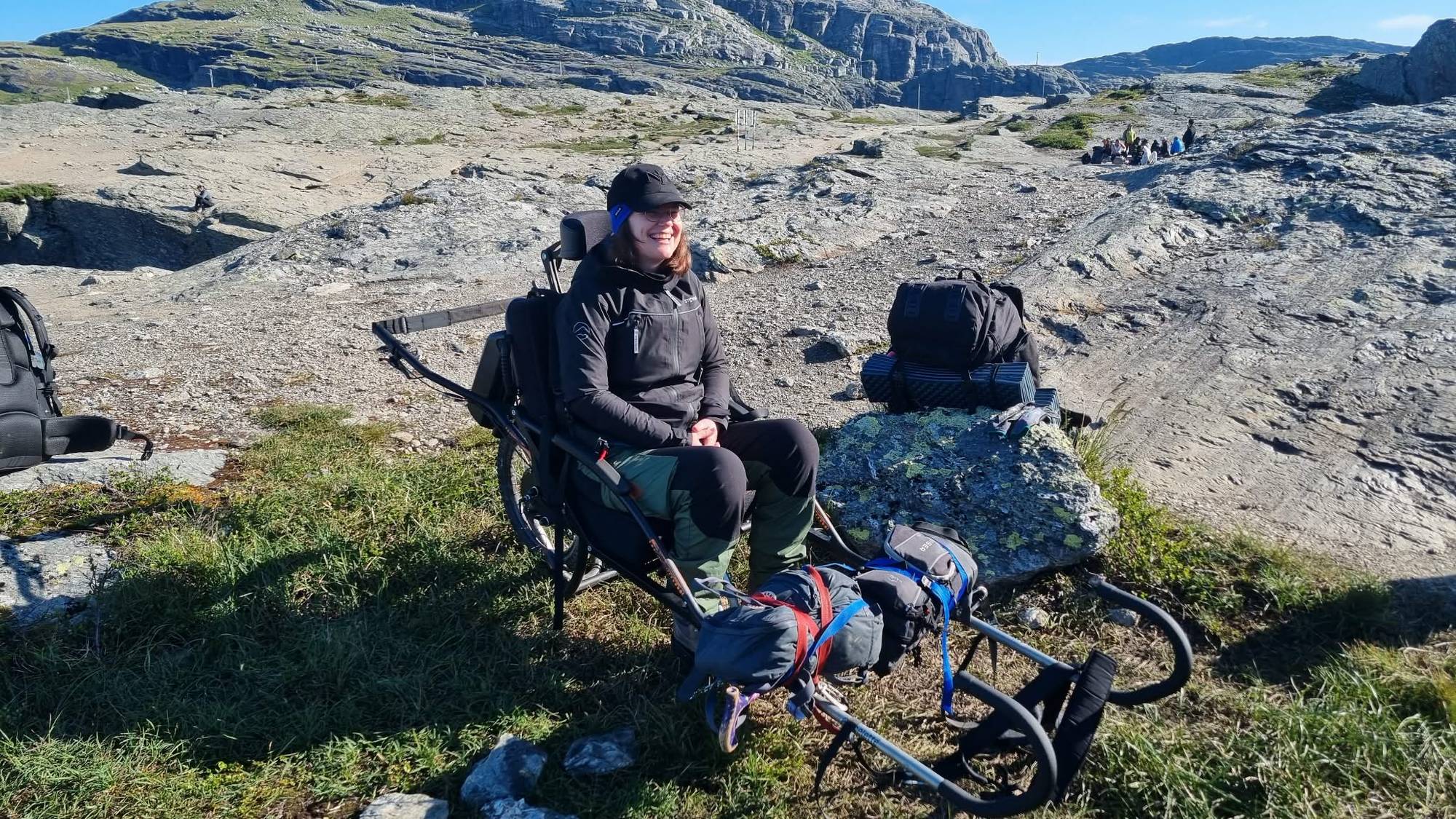 Annett Garvik kom seg til Trolltunga ved hjelp av ein spesiell rullestol med eitt hjul. 
