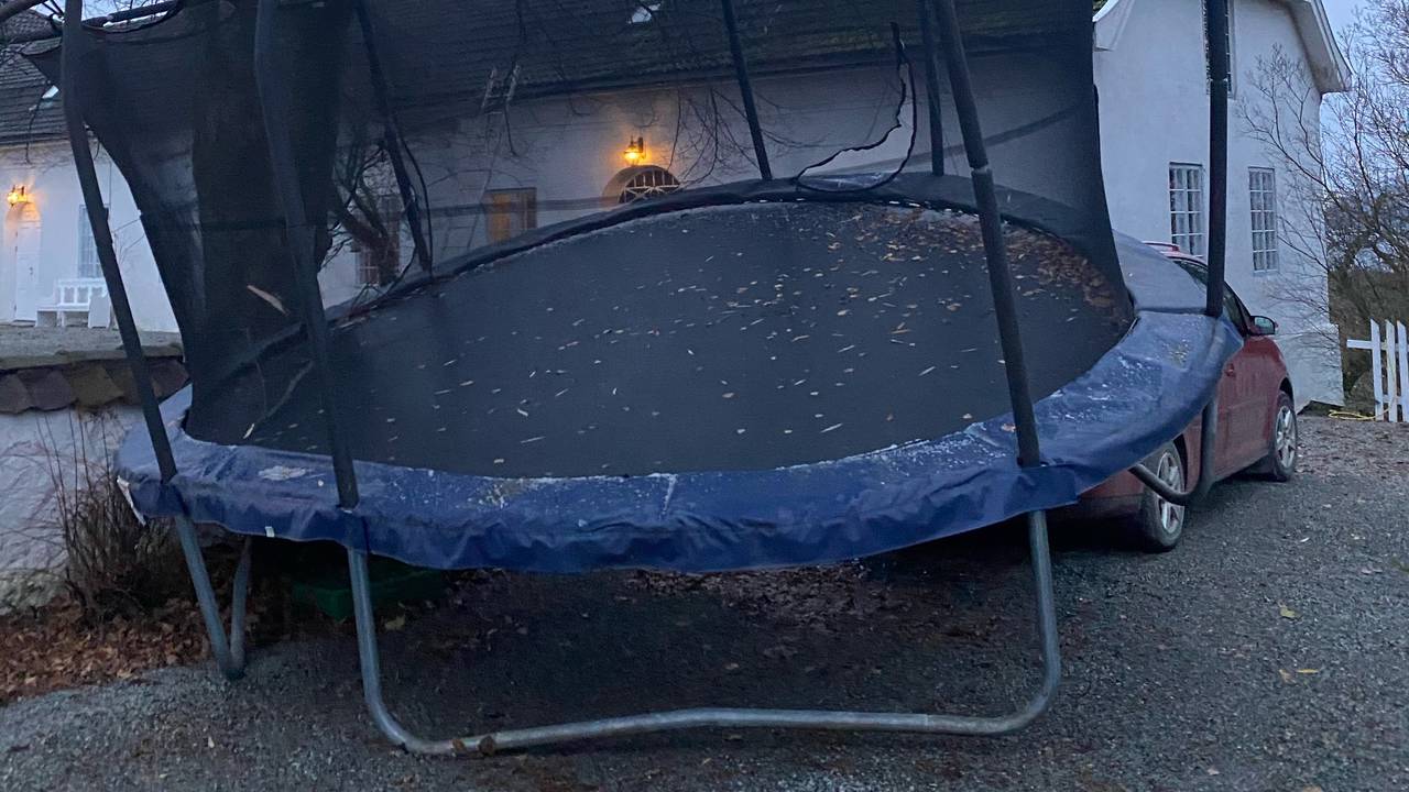 Trampolina tok tak og knuste bakruta på bilen