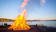 KLAR FOR BÅLKOS: Idyll på sankthans på Ulvøya for fire år siden. Det ligger an til like bra jonsokvær i år. 