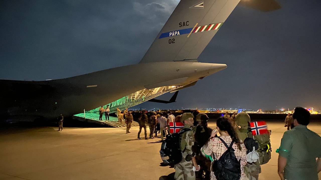 Her er det første flyet som dro fra Kabul.