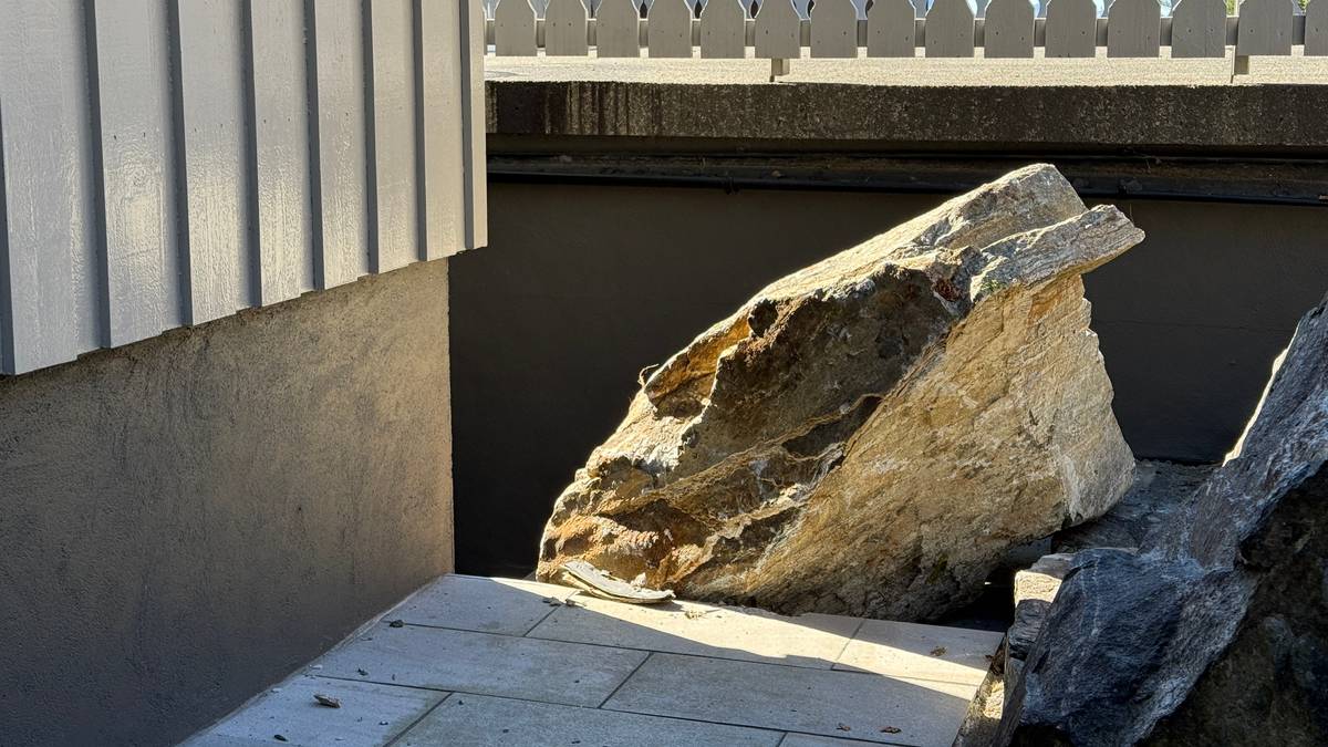 Stein på 500 kilo landa 20 cm frå husvegg i Ålesund
