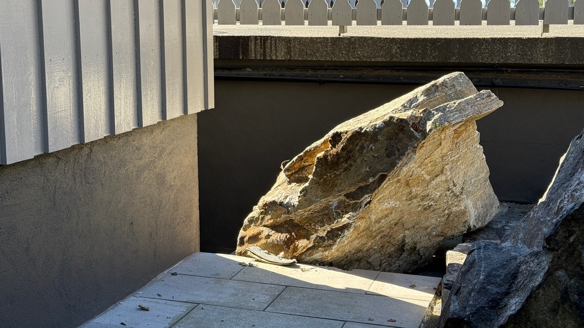 Stein p&aring; 500 kilo landa 20 cm fr&aring; husvegg i &Aring;lesund