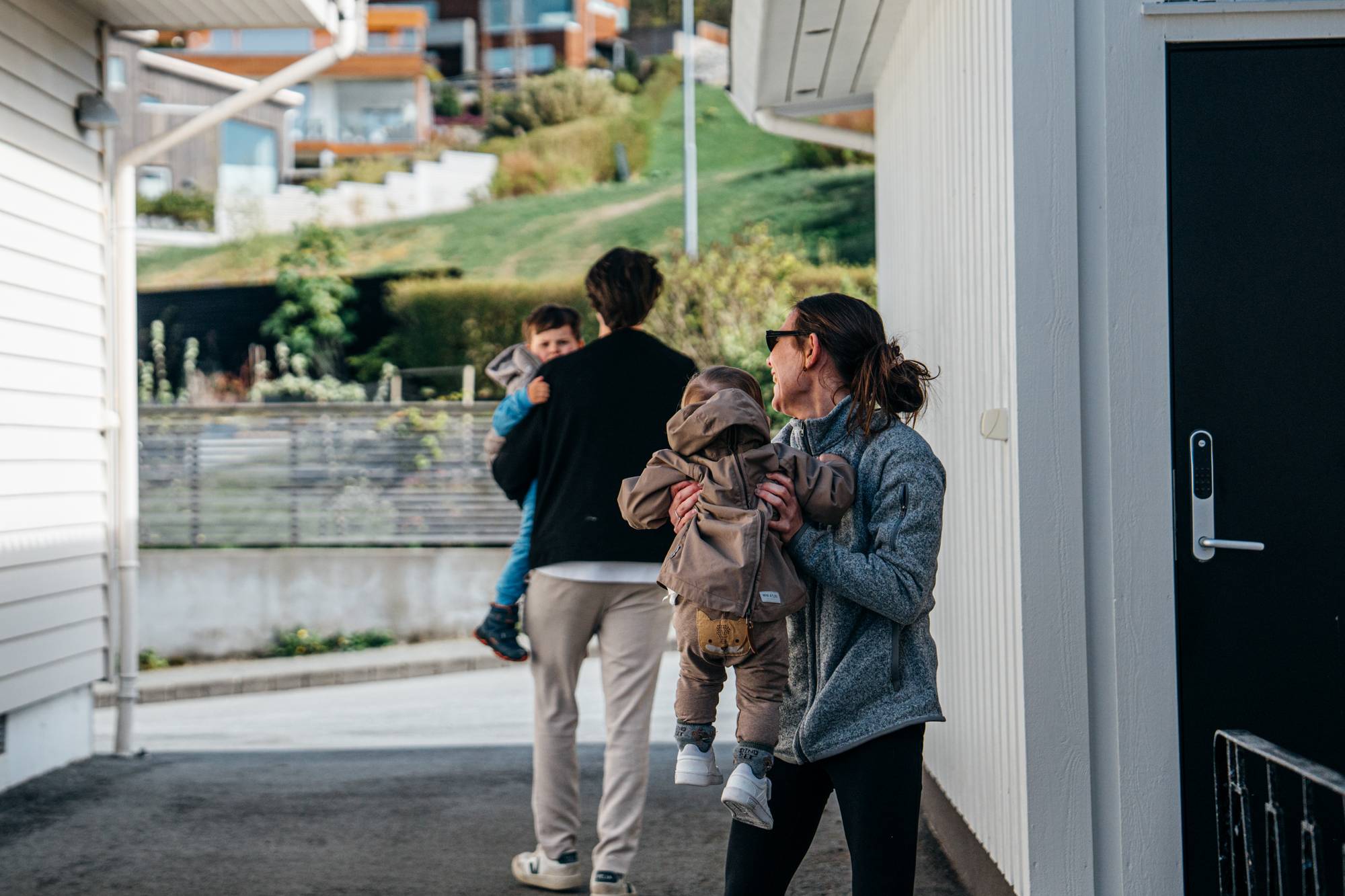 Jone Lillebø, Yvonne vonlanthen og barna Noel og Luka på visning på Tasta i Stavanger. 