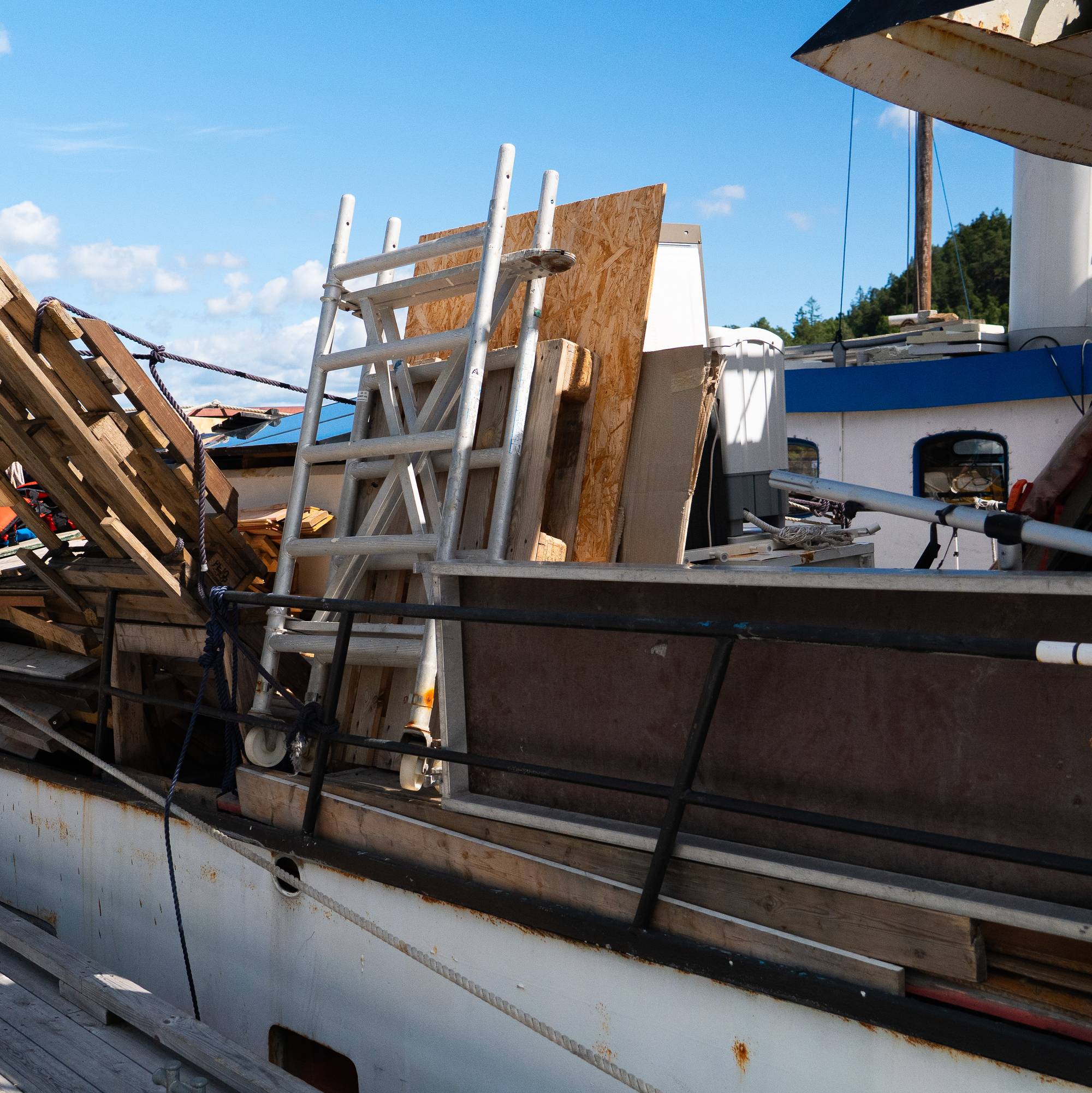 Flere av båtene er nedlesset med materialer 