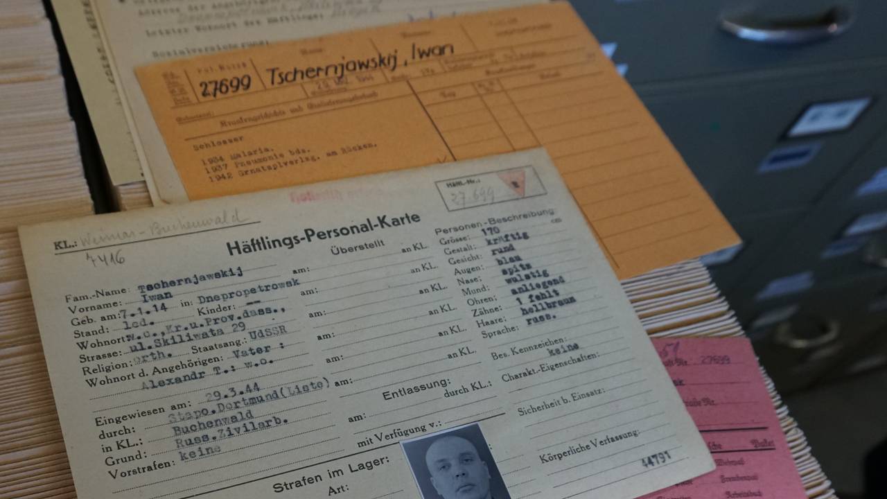 Me opnar eitt av fleire tusen kartotekkort frå konsentrasjonsleiren Buchenwald, og finn den russiske krigsfangen Iwan Tschernjawskij.