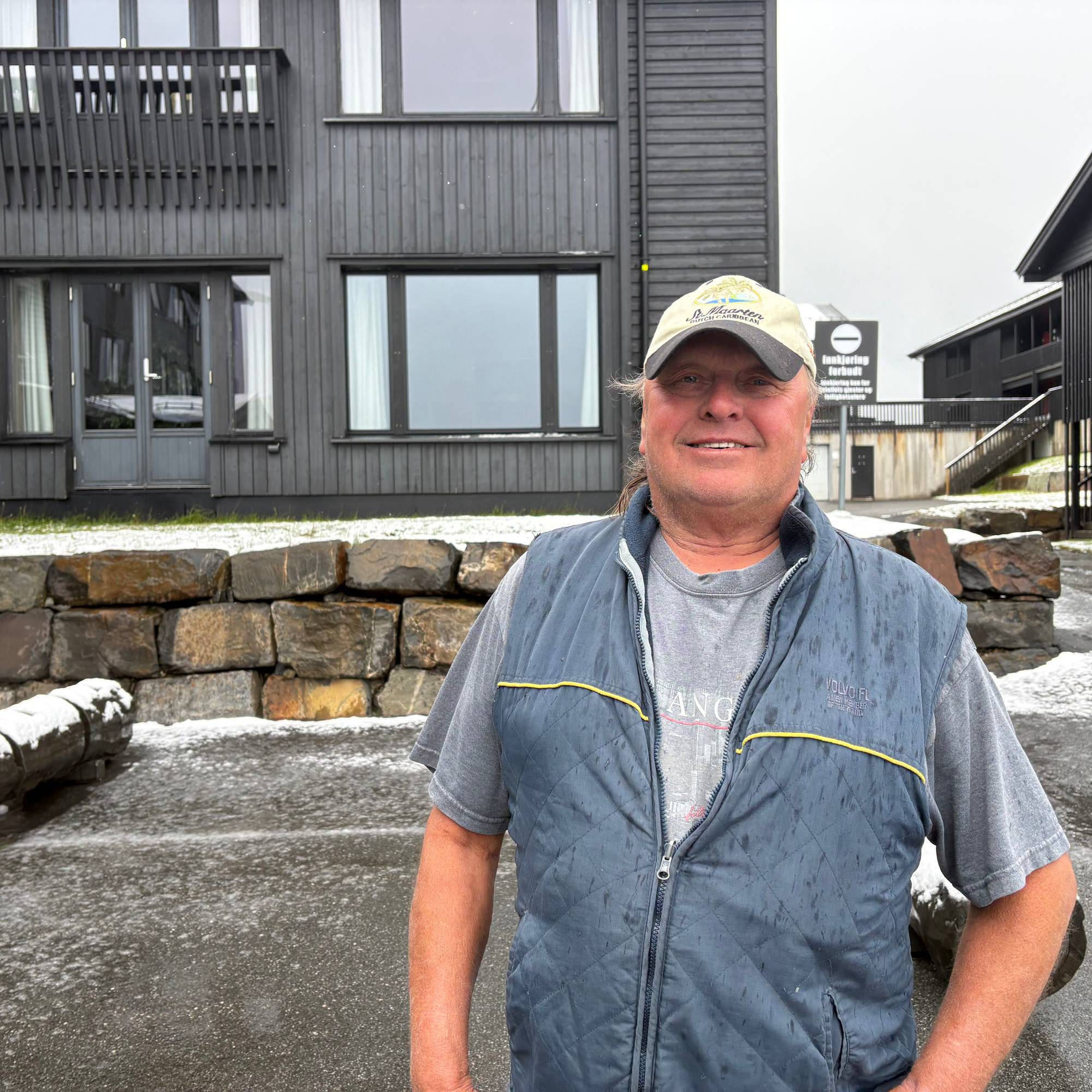 en mann foran snø