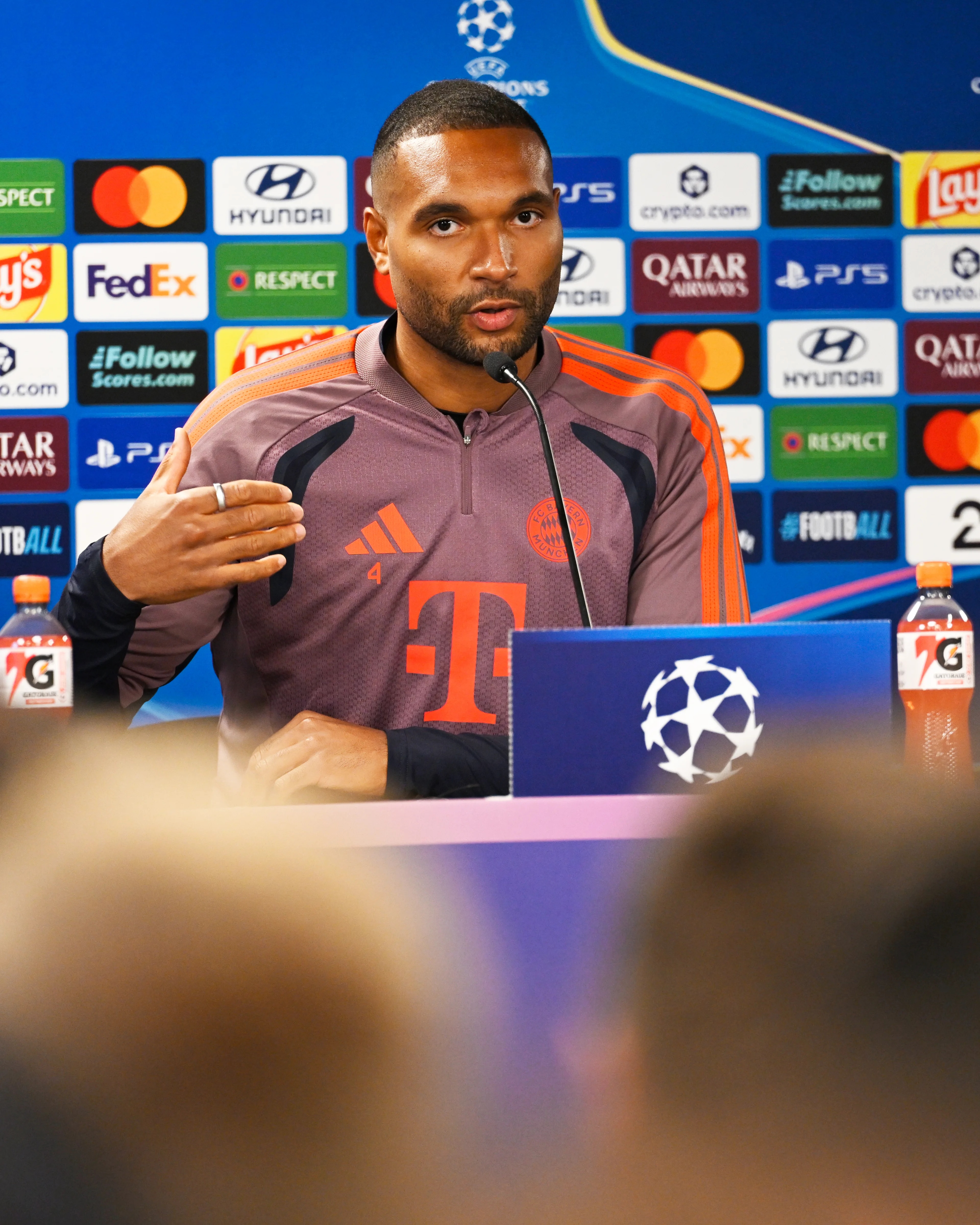 Jonathan Tah under en pressekonferanse i Stavanger før Viking - Bayern Mnchen