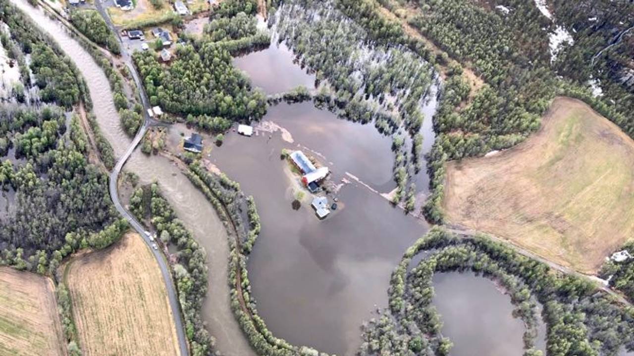 Tverrelvdalen sett fra lufta, flom og oversvømt gård