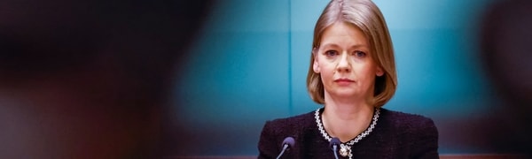 ein kvinne som står på et podium