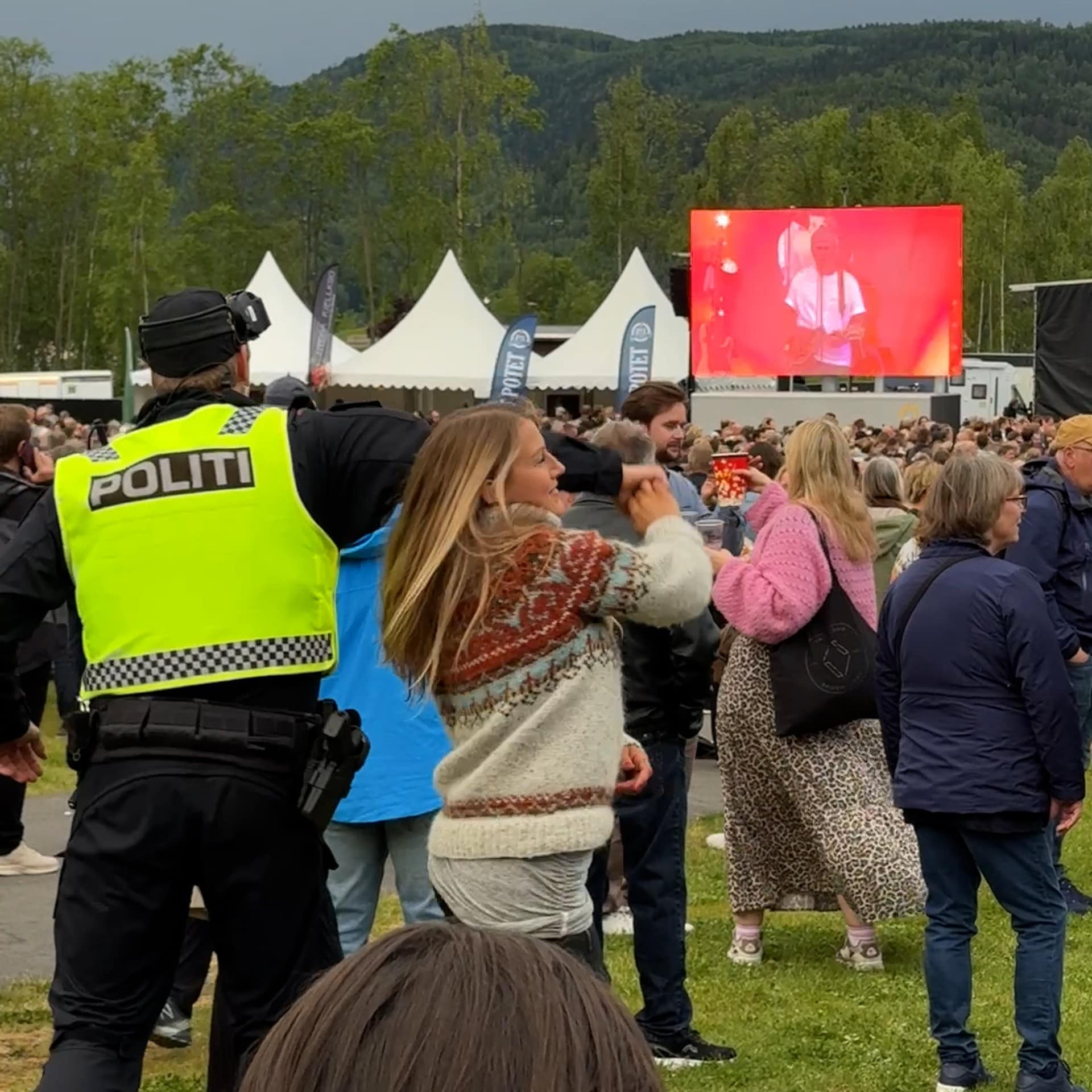 Her danser politiet med publikum under konsert – NRK